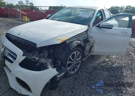 2017 Mercedes-Benz C 300 4Matic/Luxury 4Matic/Sport 4Matic z USA, uszkodzony, nr VIN 55SWF4KB5HU195216